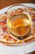 Zwiebelkuchen mit Schinken und frischer Weißwein Zwiebelkuchen mit Schinken und frischer Weißwein