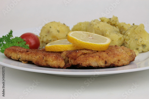 Foto: Wiener Schnitzel mit Zitronenscheiben Wiener Schnitzel mit Zitronenscheiben