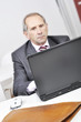 Foto: Manager surft am Laptop Manager surft am Laptop