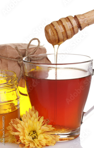 Foto: honey and cup of tea isolated on white honey and cup of tea isolated on white