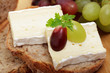 Krustenbrot mit Brie und Trauben