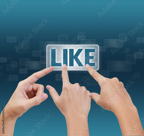 Foto: Hand pressing like button Hand pressing like button