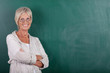 portrait seniorin vor der tafel