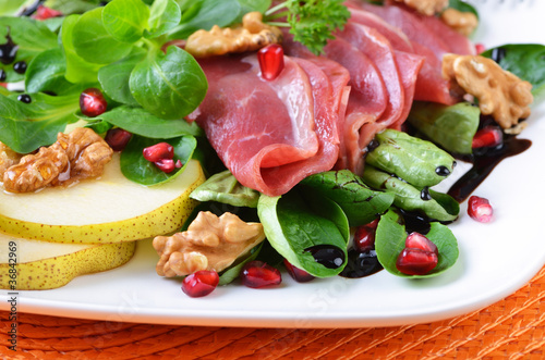 Foto: Geräucherte Gänsebrust auf Feldsalat Geräucherte Gänsebrust auf Feldsalat