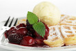 Waffeln mit Fruchtsoße und Vanilleeis