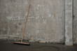 Besen an der Wand