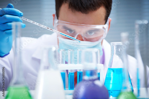 Photo : Working in the laboratory Working in the laboratory