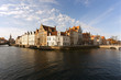 canal et facade à bruges de jour