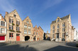 canal et facade à bruges de jour