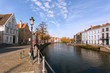 canal et facade à bruges de jour