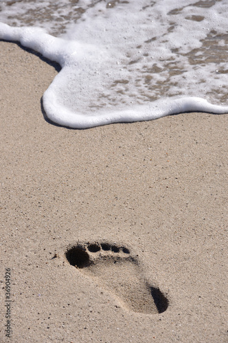 Photo: empreinte de pied dans le sable empreinte de pied dans le sable