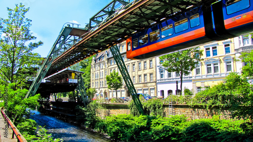 Foto: Wuppertaler Schwebebahn am Landgericht Wuppertaler Schwebebahn am Landgericht