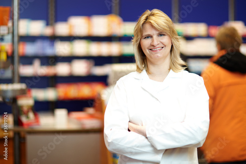 Foto: freundliche Apothekerin freundliche Apothekerin