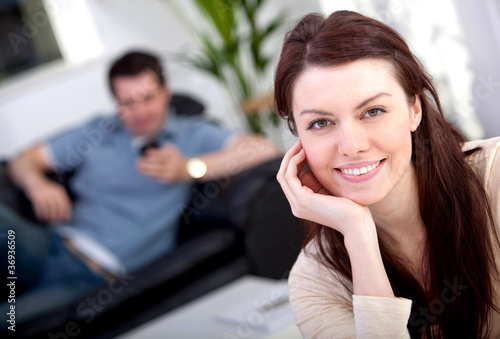 Foto: Couple relaxing indoors Couple relaxing indoors
