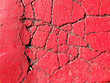 Rote Betonoberflaeche mit Rissen