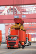 Foto: Truck loading and unloading cargo container Truck loading and unloading cargo container