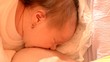 bébé tétant le sein de sa maman