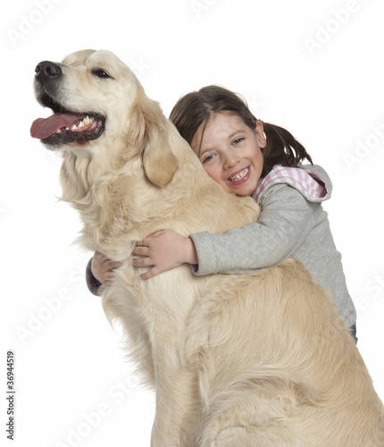 Photo: bambina abbraccia golden retriever bambina abbraccia golden retriever