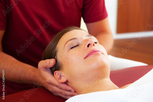Photo: Entspannte Nacken- und Kopfmassage einer schönen Frau Entspannte Nacken- und Kopfmassage einer schönen Frau
