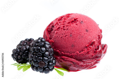 Photo: Rote Eiskugel mit Brombeeren Rote Eiskugel mit Brombeeren