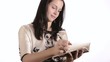Video: una ragazza scrive I Love You su un quaderno una ragazza scrive I Love You su un quaderno