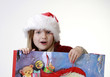 Mädchen in Weihnachtstüte