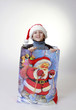 Junge in Weihnachtstüte