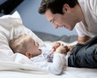 Père et fils jouant ensemble