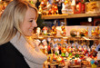 Junge Frau auf Weihnachtsmarkt