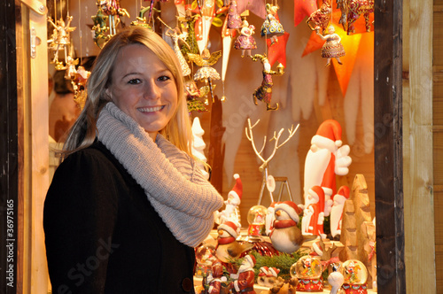 Photo: Junge Frau auf Weihnachtsmarkt Junge Frau auf Weihnachtsmarkt