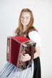 junge bayerische Frau mit Ziehharmonika