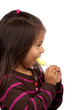 petite fille qui mange une glace petite fille qui mange une glace