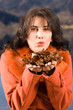 Junge Frau mit Herbststimmung