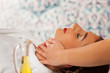 Wellness - Frau erhält Kopfmassage in Spa