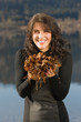 Junge Frau mit Herbststimmung