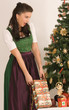 Bayerisches Mädchen mit Weihnachtspäckchen