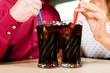 Paar trinkt Cola in einer Bar oder Restaurant Paar trinkt Cola in einer Bar oder Restaurant
