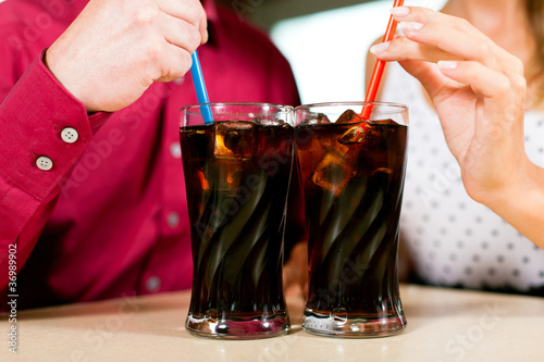 Photo: Paar trinkt Cola in einer Bar oder Restaurant Paar trinkt Cola in einer Bar oder Restaurant