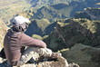 Wanderer geniesst die Aussicht in Simien Bergen National Park