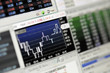 Foto: Close-up of stock market values on LCD screen. Close-up of stock market values on LCD screen.