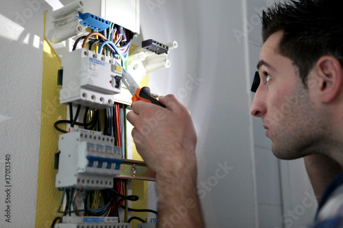 Foto: Man repairing fuse box Man repairing fuse box