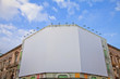 große Werbefläche an einer alten Fassade
