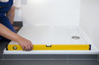 Installateur bei der Endmontage