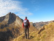 Wanderer mit Rucksack auf alpinem Höhenweg