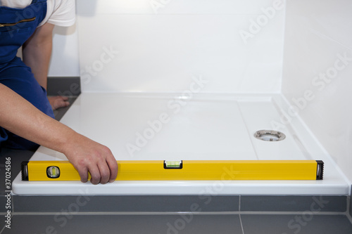 Photo: Installateur bei der Endmontage Installateur bei der Endmontage