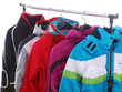 winterjacken an der garderobe