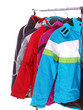 winterjacken an der garderobe