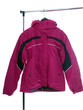 winterjacke an dem kleiderständer