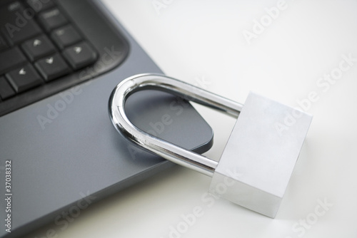 Foto: Padlock on laptop computer Padlock on laptop computer