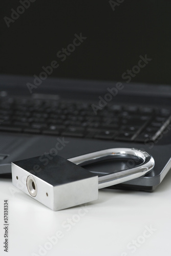 Foto: Padlock on laptop computer Padlock on laptop computer